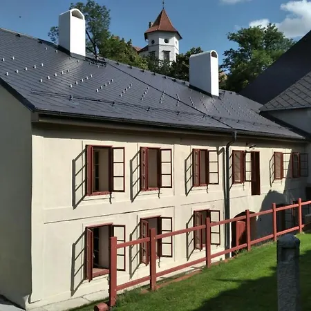 Guest house Mestansky Dum - Kulturni Pamatka Mlynska 119 *